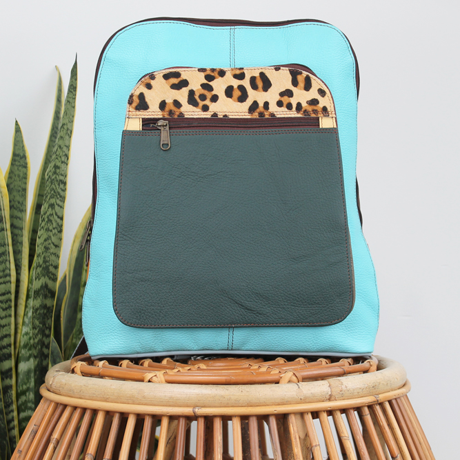 Backpack Rina – Lichtblauw panterprint | Leren dierenprint rugzak