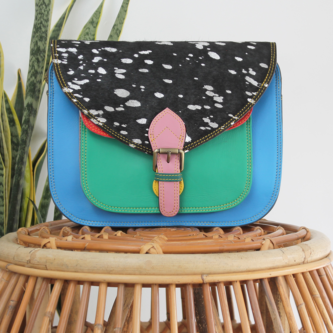 Tas Latika – Blauw/ groen zilverkleurige print | Unieke leren tas