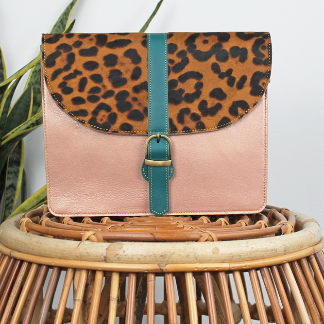 Tas Daya – Zalmroze panterprint | Leren dierenprint tas