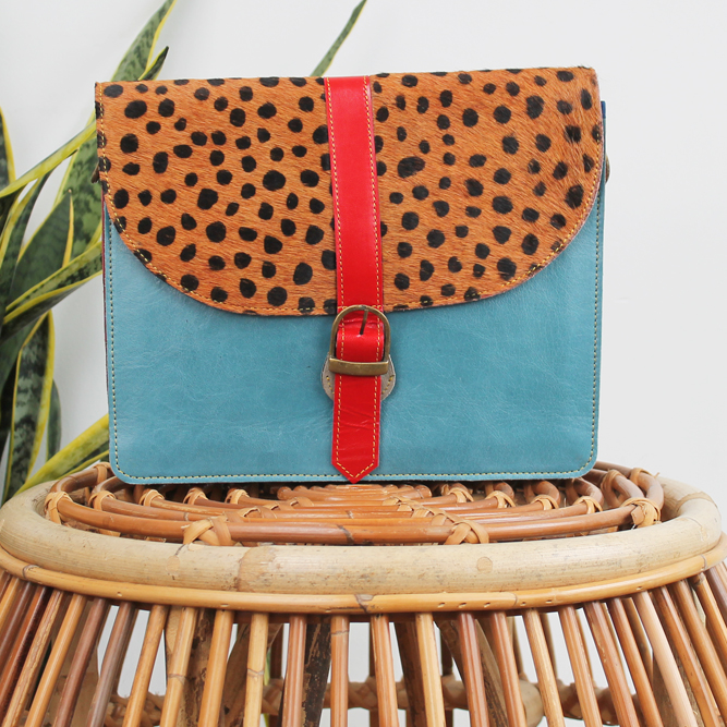 Tas Daya – Blauw stippenprint | Leren dierenprint tas