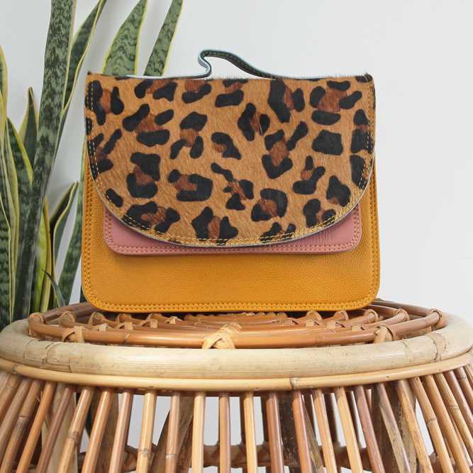 Tas Mela – Geel / roze panterprint | Leren dierenprint tas