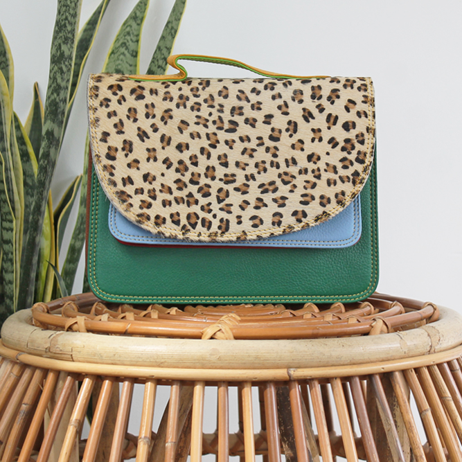 Tas Mela – Groen / blauw panterprint | Leren dierenprint tas