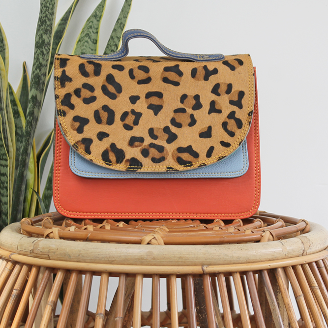 Tas Mela – Oranje / lichtblauw panterprint | Leren dierenprint tas