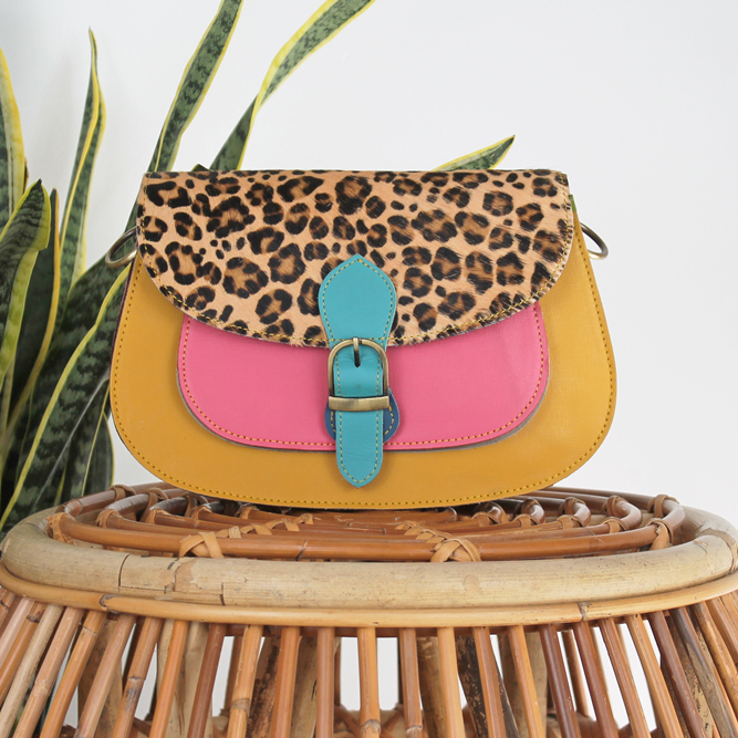 Tas Ameya – Geel / roze panterprint | Leren dierenprint tas