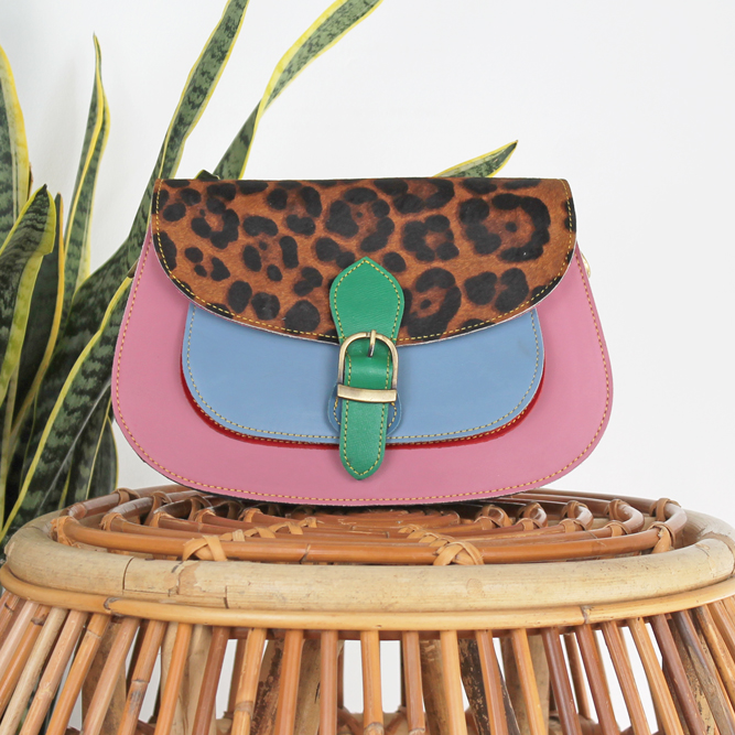 Tas Ameya – Roze / blauw panterprint | Leren dierenprint tas