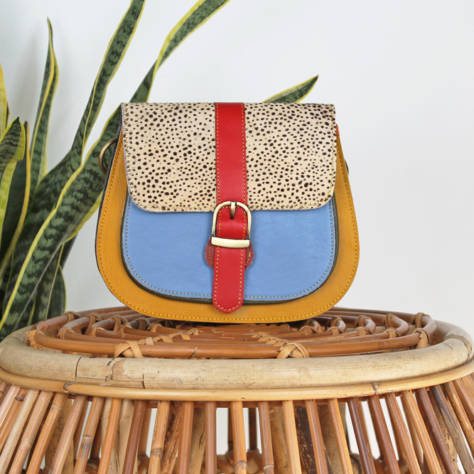 Tas Amita – Geel / blauw stippenprint | Leren dierenprint tas