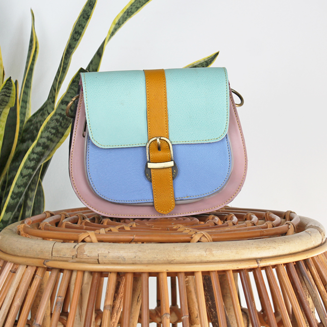 Tas Amita – Lichtroze / blauw | Unieke leren tas