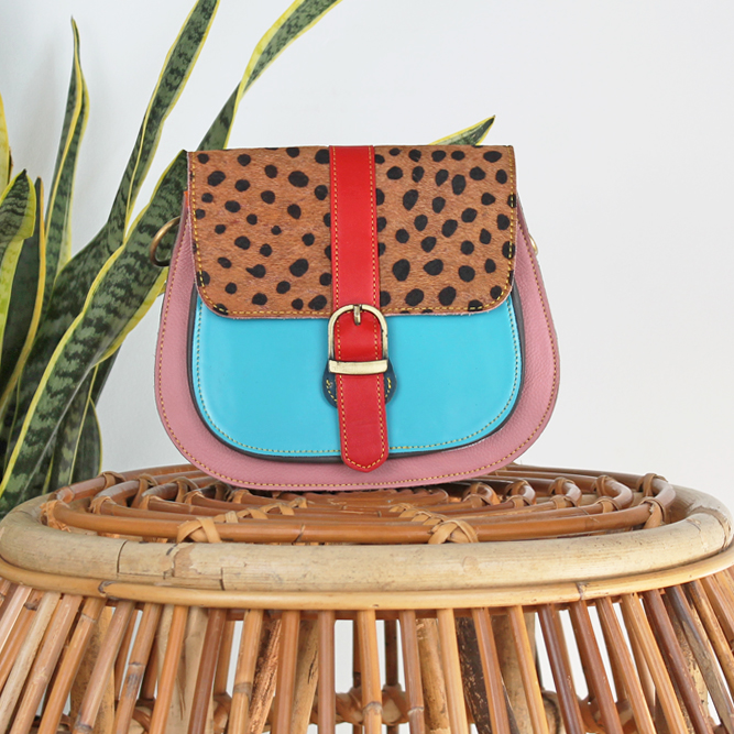 Tas Amita – Roze / blauw stippenprint | Leren dierenprint tas