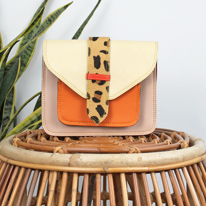 Tas Kanta – Beige / oranje panterprint | Leren crossbody tas