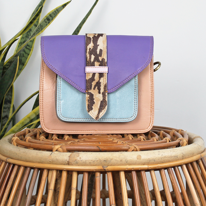 Tas Kanta – Zalmroze / lichtblauw / paars | Leren crossbody tas