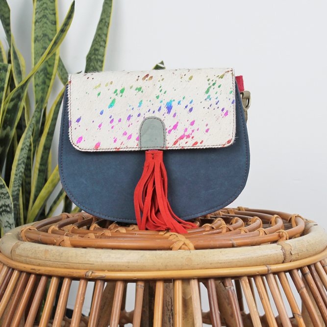 Tas Sumana – Donkerblauw / kleurrijke shiny print | Suède tas