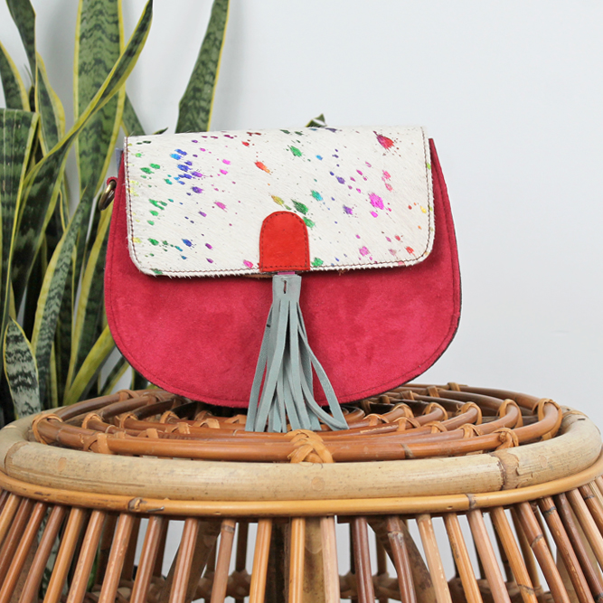 Tas Sumana – Donkerroze / kleurrijke shiny print | Suède tas