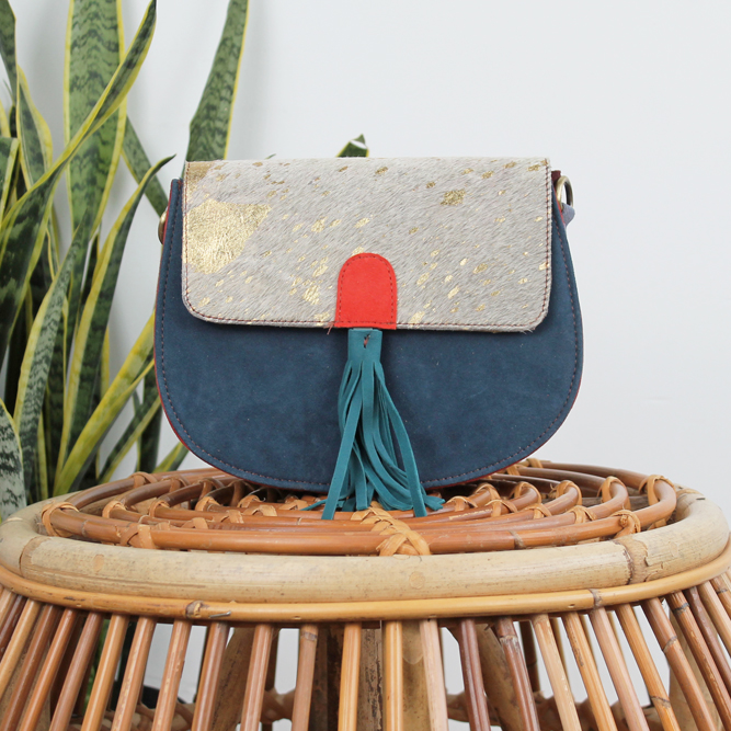 Tas Sumana – Blauw / wit / goudkleurige print | Suède tas