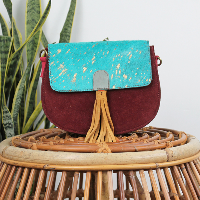 Tas Sumana – Bordeauxrood / blauw / goudkleurige print | Suède tas