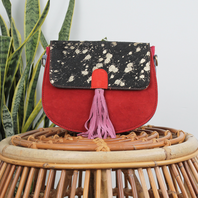 Tas Sumana – Rood / zwart / goudkleurige print | Suède tas