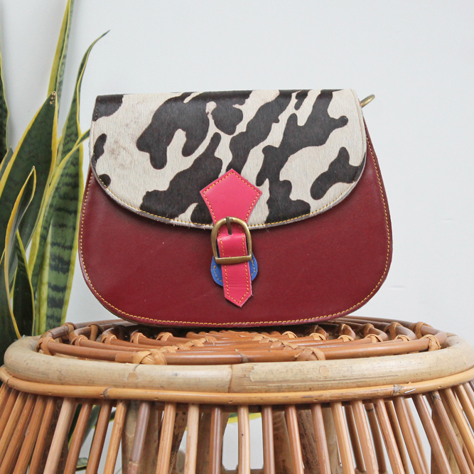 Tas Nila – Bordeauxrood / koeienprint | Leren dierenprint tas