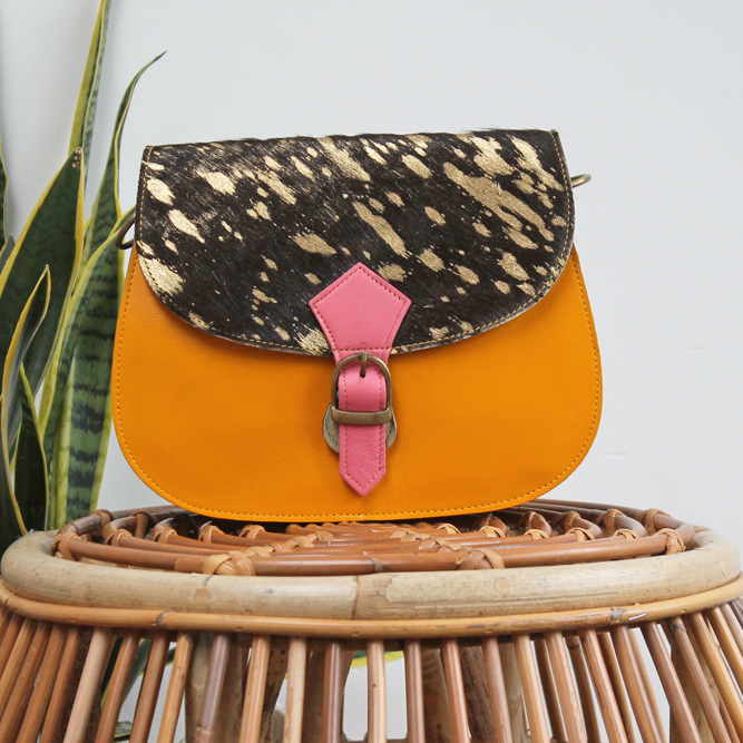 Tas Nila – Okergeel / goudkleurige print | Leren dierenprint tas