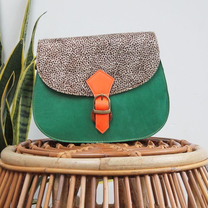 Tas Nila – Donkergroen / oranje / stippenprint | Leren dierenprint tas