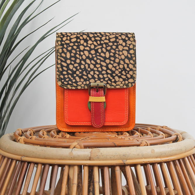 Tas Neena – Oranje / stippenprint | Leren dierenprint tas