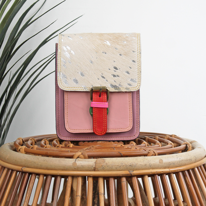 Tas Neena – Roze / zilverkleurige print | Unieke leren tas