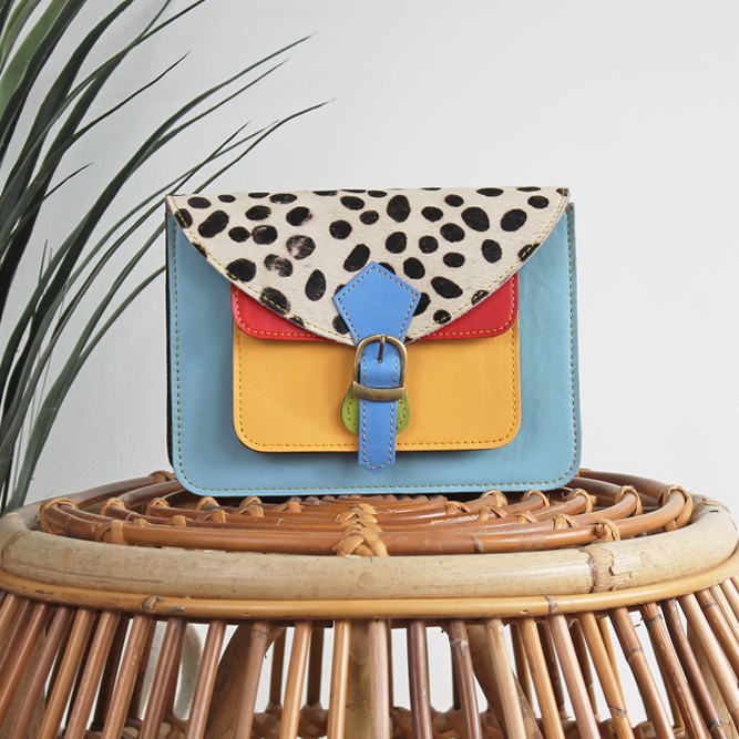Tas Mira – Blauw / geel / dalmatiër print | Leren dierenprint tas