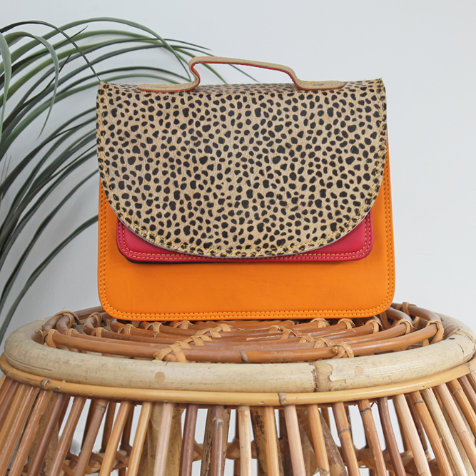Tas Mela – Oranje / rood stippenprint | Leren dierenprint tas